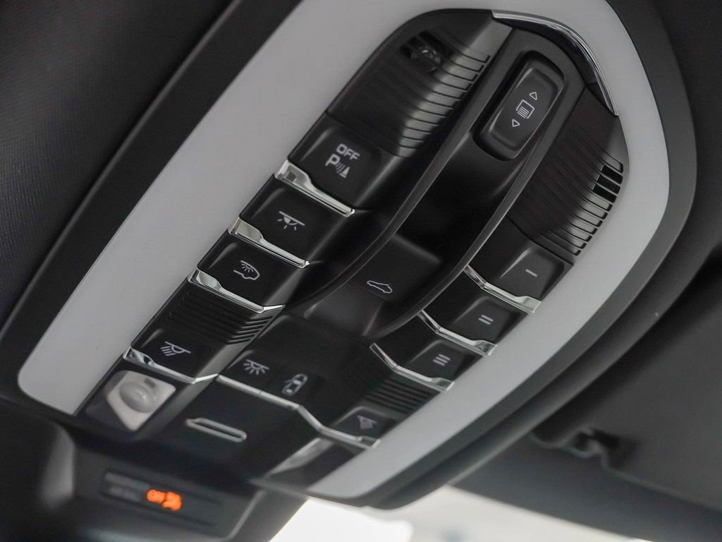 Used 2025 Porsche Macan image 28