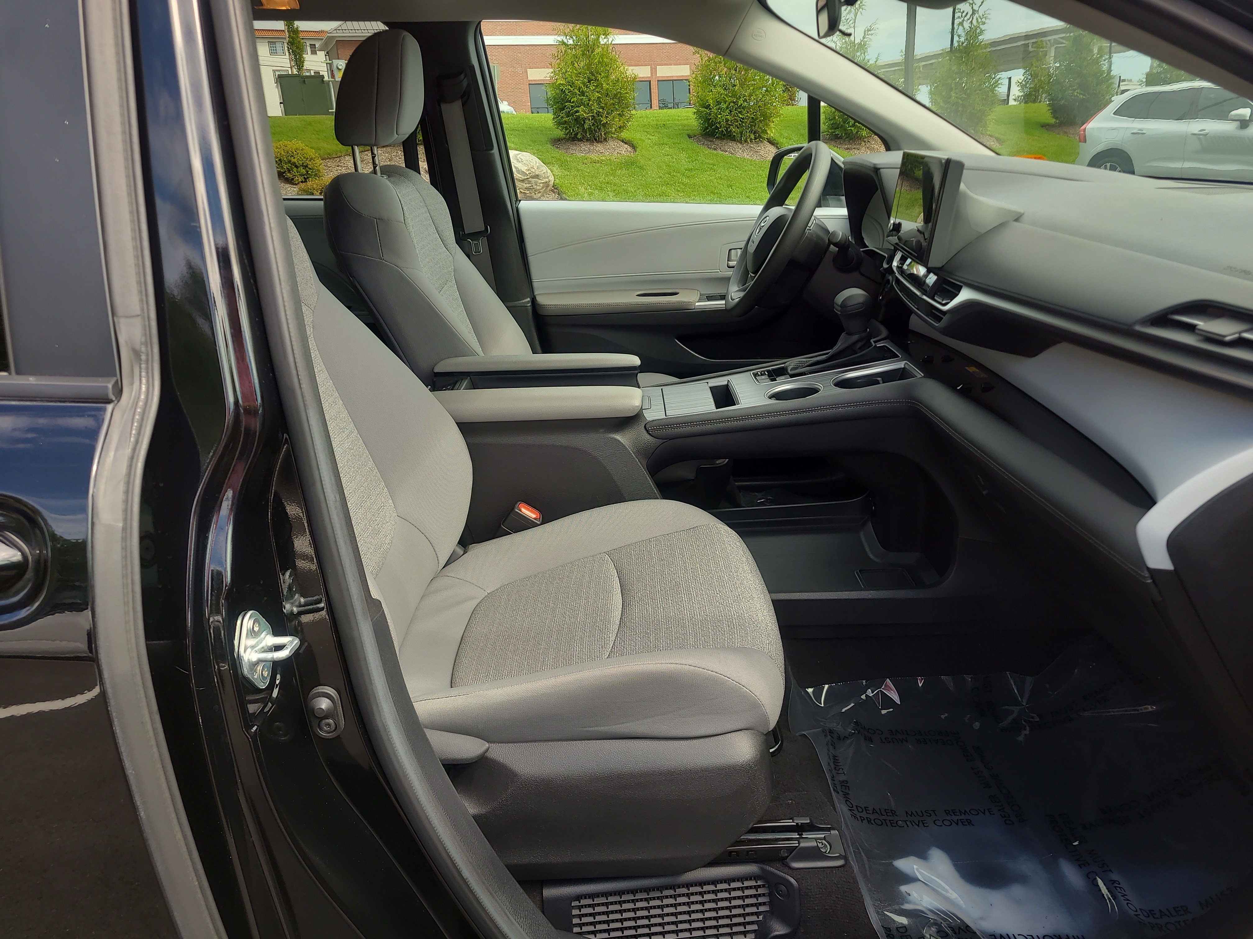 Certified 2025 Toyota Sienna LE FWD image 17