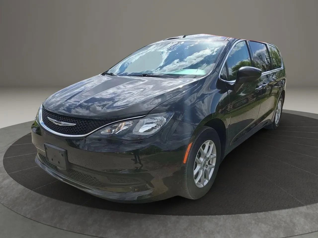 Used 2021 Chrysler Voyager Lxi FWD image 1