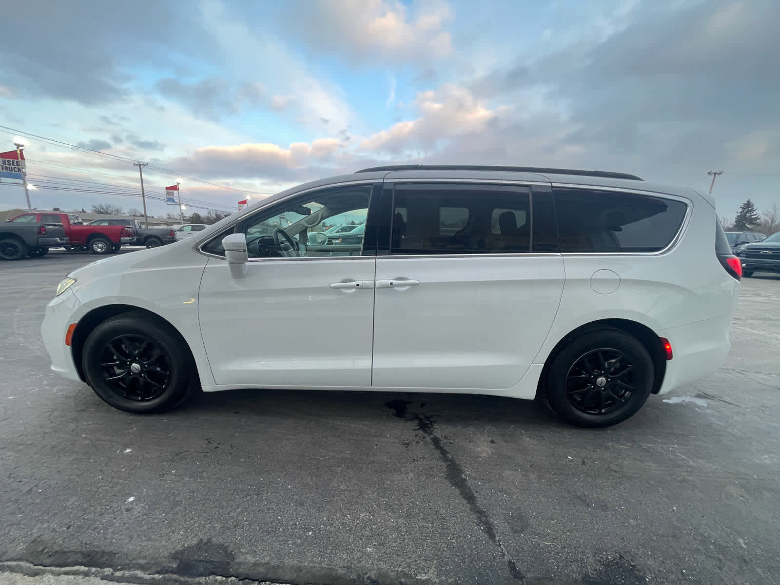 Used 2022 Chrysler Pacifica Touring-L image 6