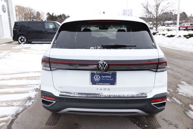 Used 2025 Volkswagen Taos SE w/ Black Wheel Package image 4