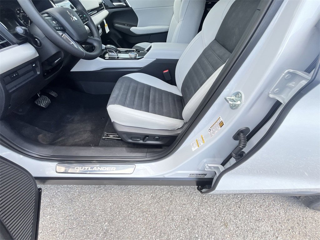 New 2025 Mitsubishi Outlander SE image 12