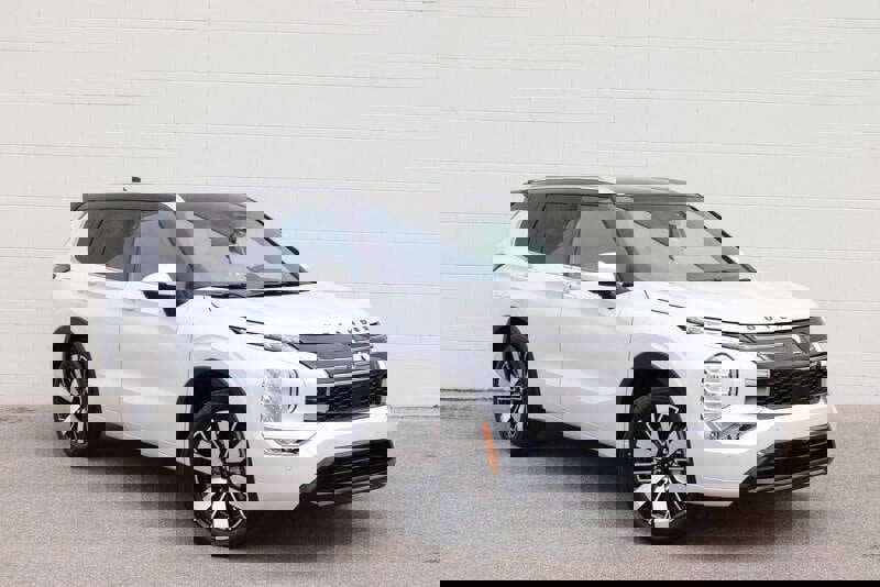 New 2026 Mitsubishi Outlander SEL image 1