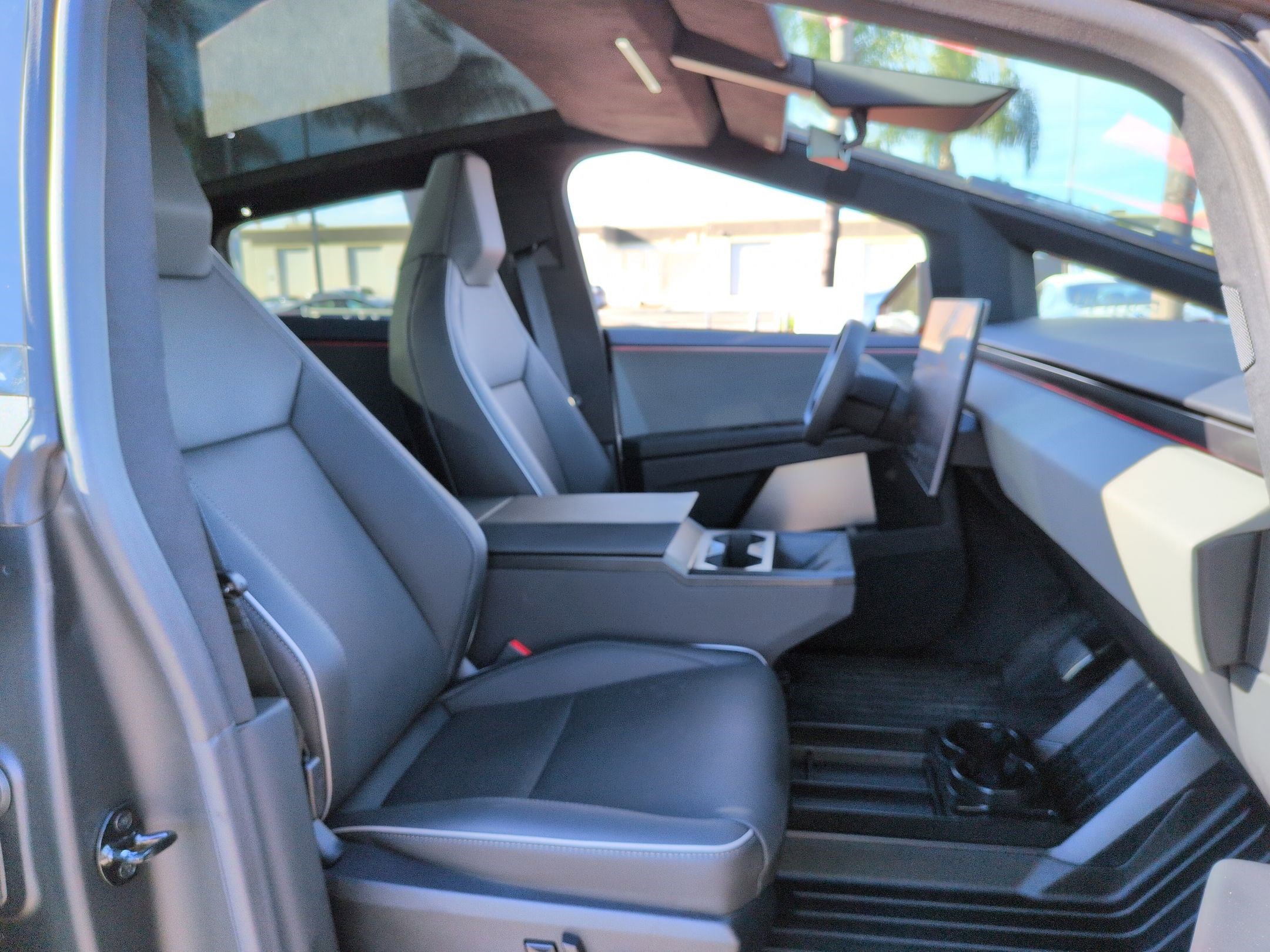 Used 2025 Tesla Cybertruck AWD Crew Cab image 31