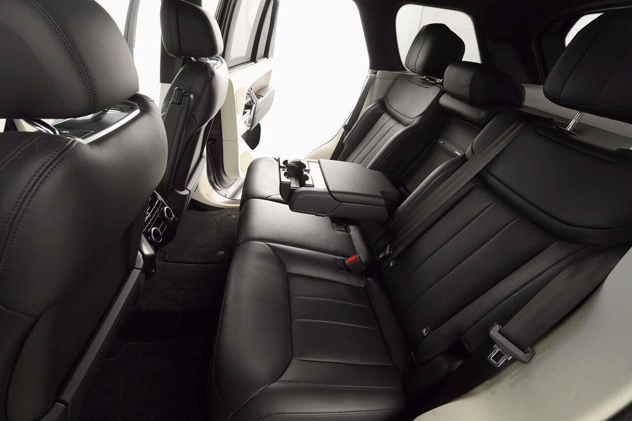 Used 2023 Land Rover Range Rover SE image 16