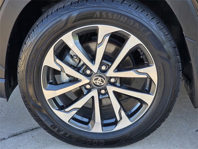 Used 2025 Toyota Corolla Cross XLE image 9