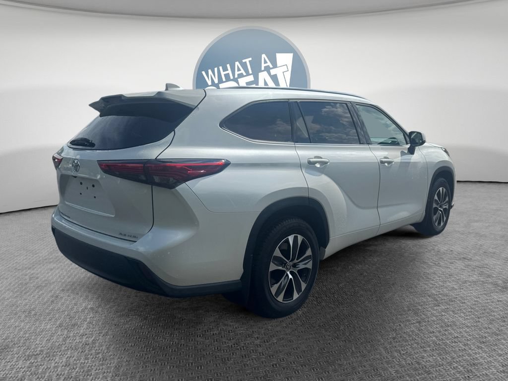 Used 2021 Toyota Highlander XLE AWD/4WD image 3