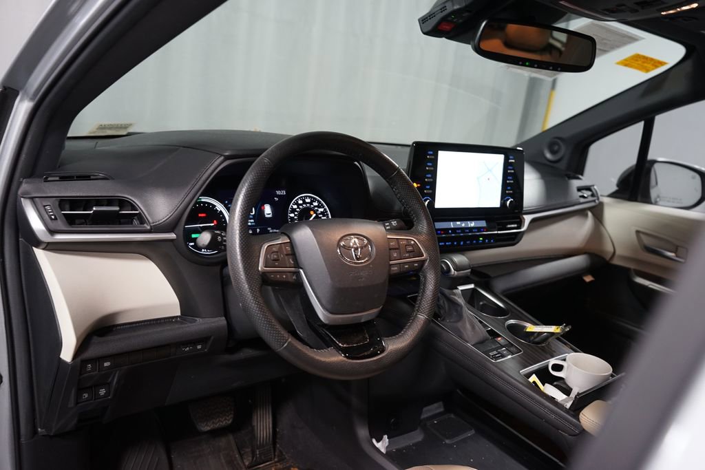 Used 2023 Toyota Sienna Limited image 7