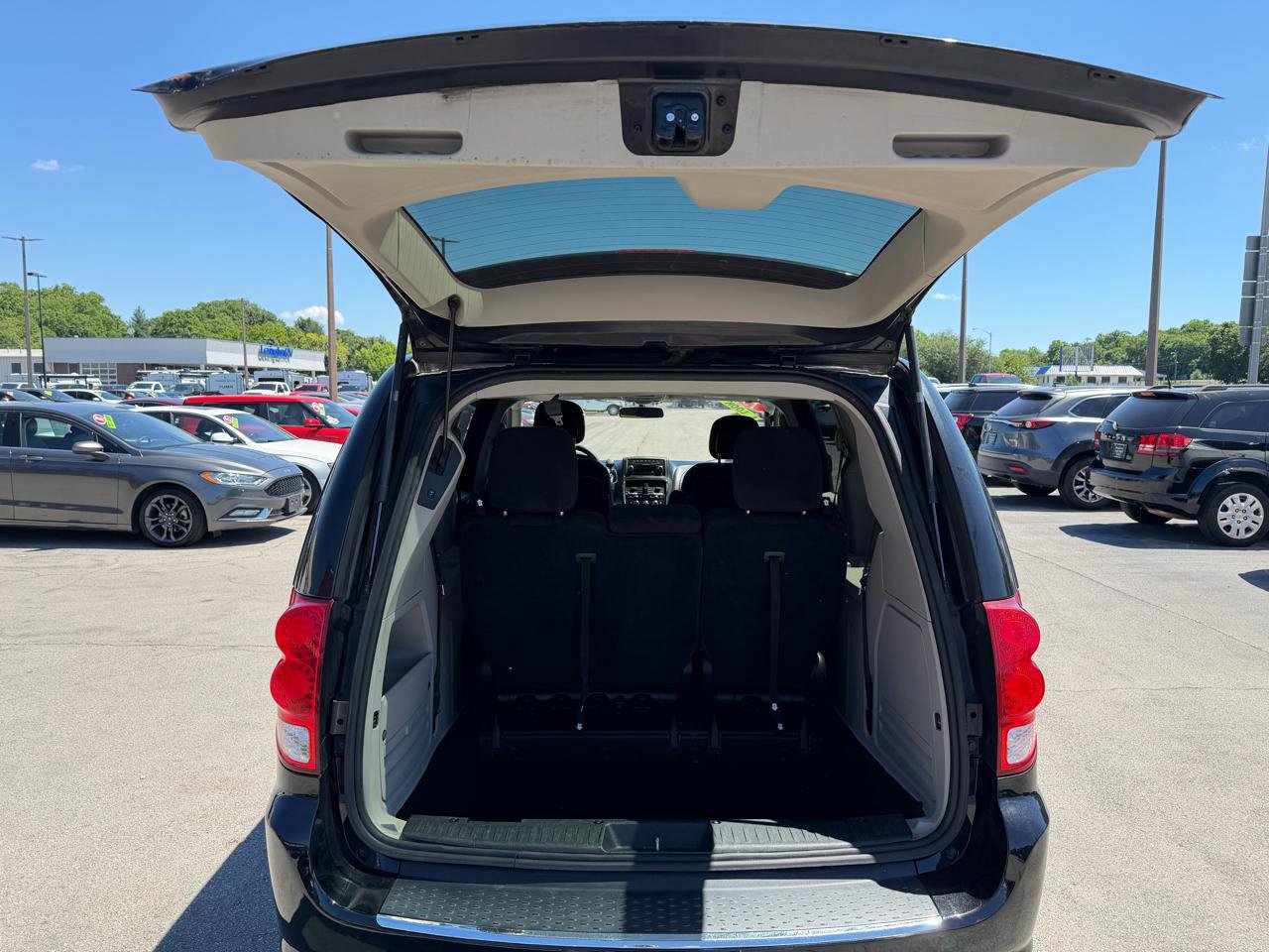 Used 2015 Dodge Grand Caravan SXT FWD image 12
