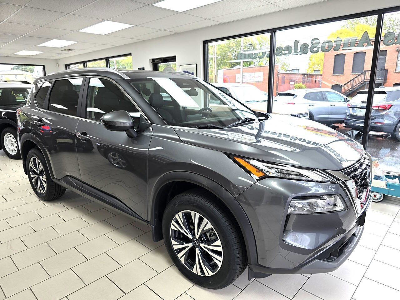 Used 2023 Nissan Rogue SV w/ SV Premium B Package image 3