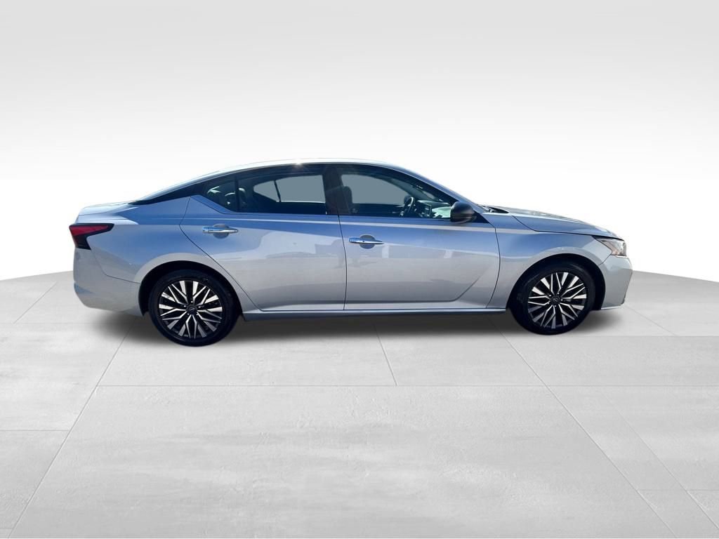 Used 2024 Nissan Altima 2.5 SV image 3