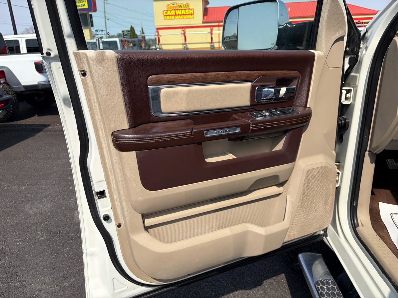 Used 2016 RAM 2500 Laramie w/ Convenience Group image 9