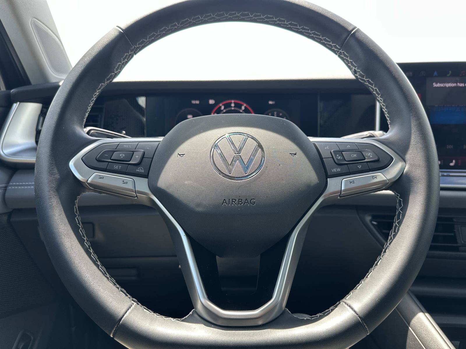 Used 2025 Volkswagen Tiguan SE w/ Panoramic Sunroof Package AWD/4WD image 19