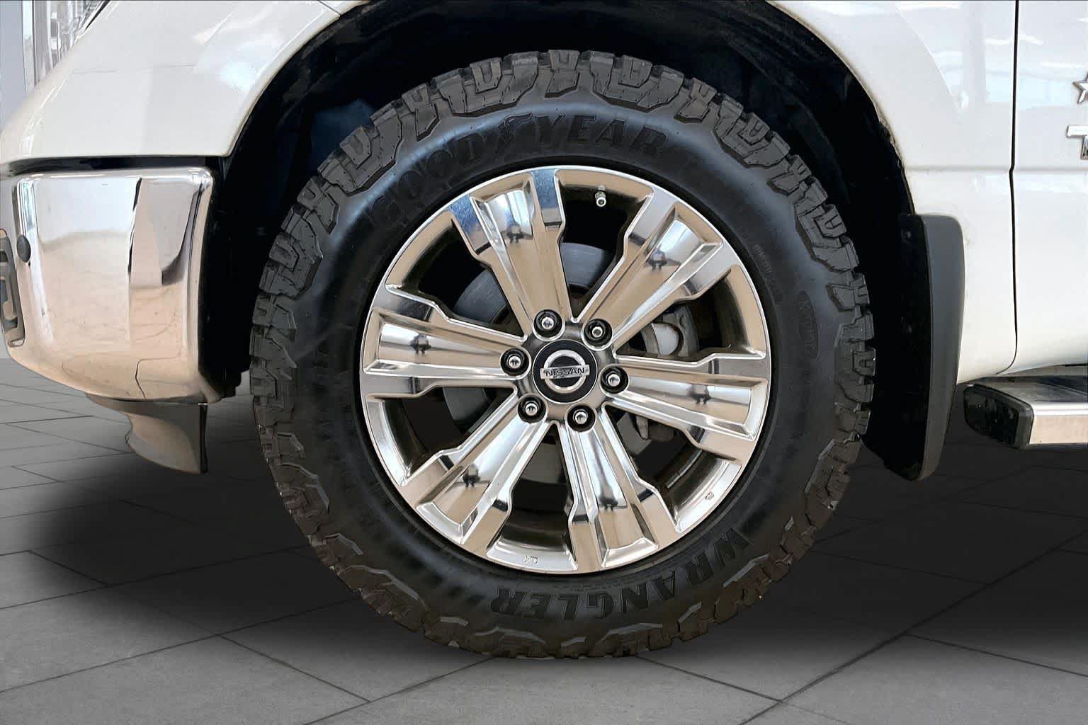 Used 2018 Nissan Titan SV w/ SV Convenience Package AWD/4WD image 10