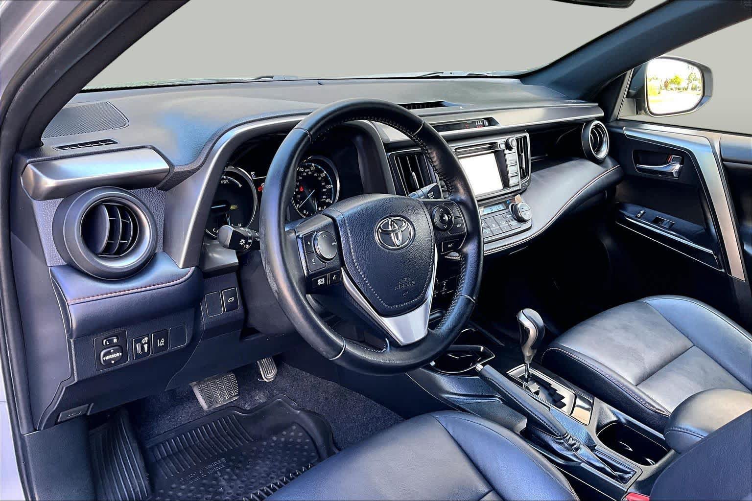 Used 2018 Toyota RAV4 SE AWD/4WD image 18