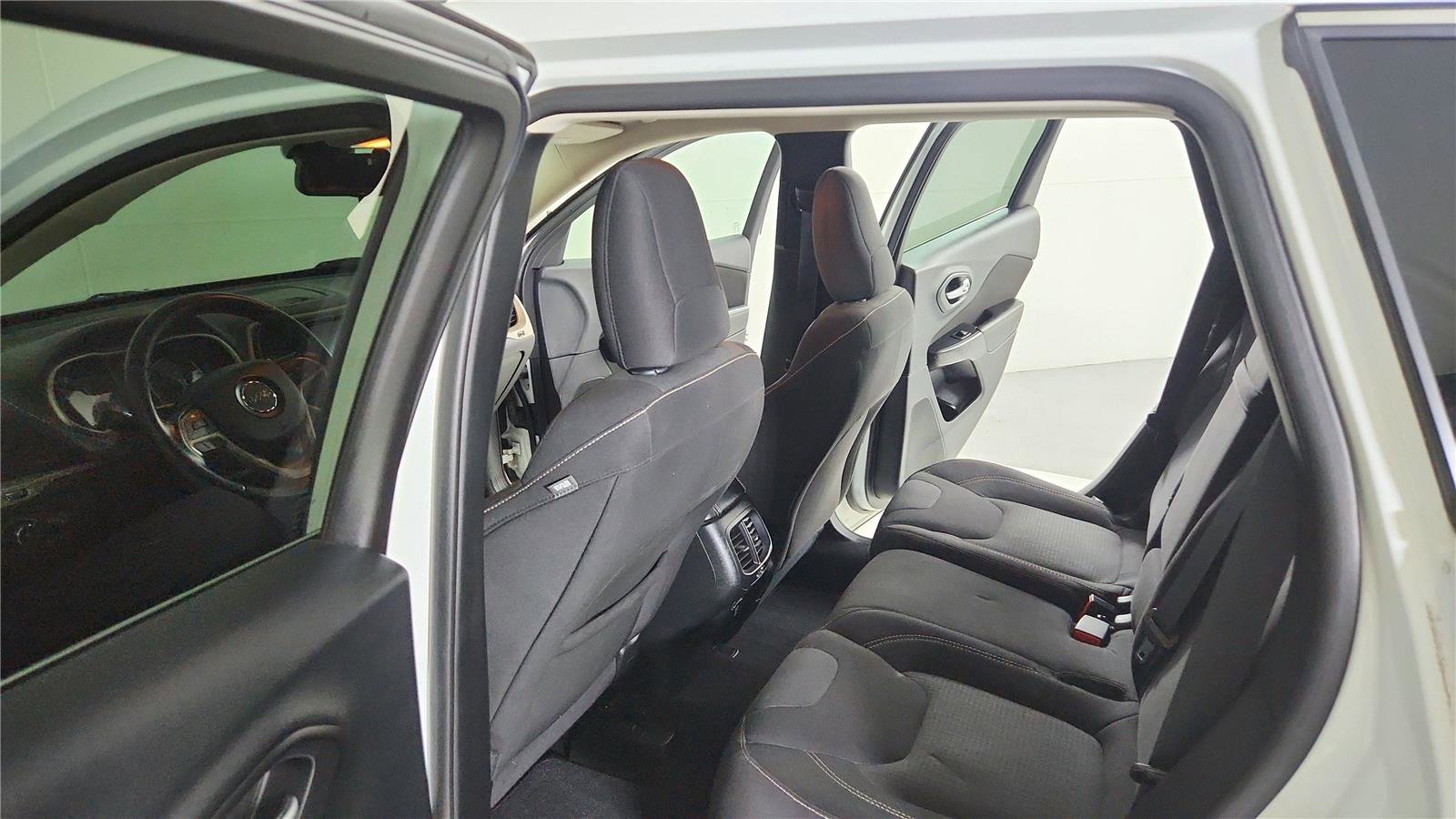 Used 2016 Jeep Cherokee Latitude w/ Comfort & Sound Group AWD/4WD image 16