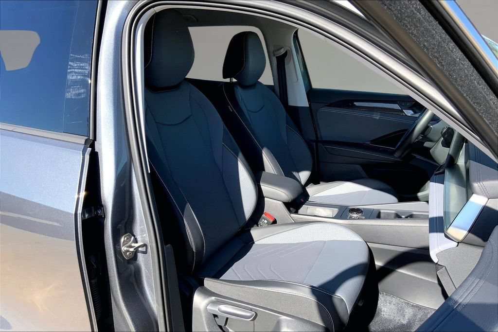 Used 2025 Volkswagen Tiguan SE AWD/4WD image 7