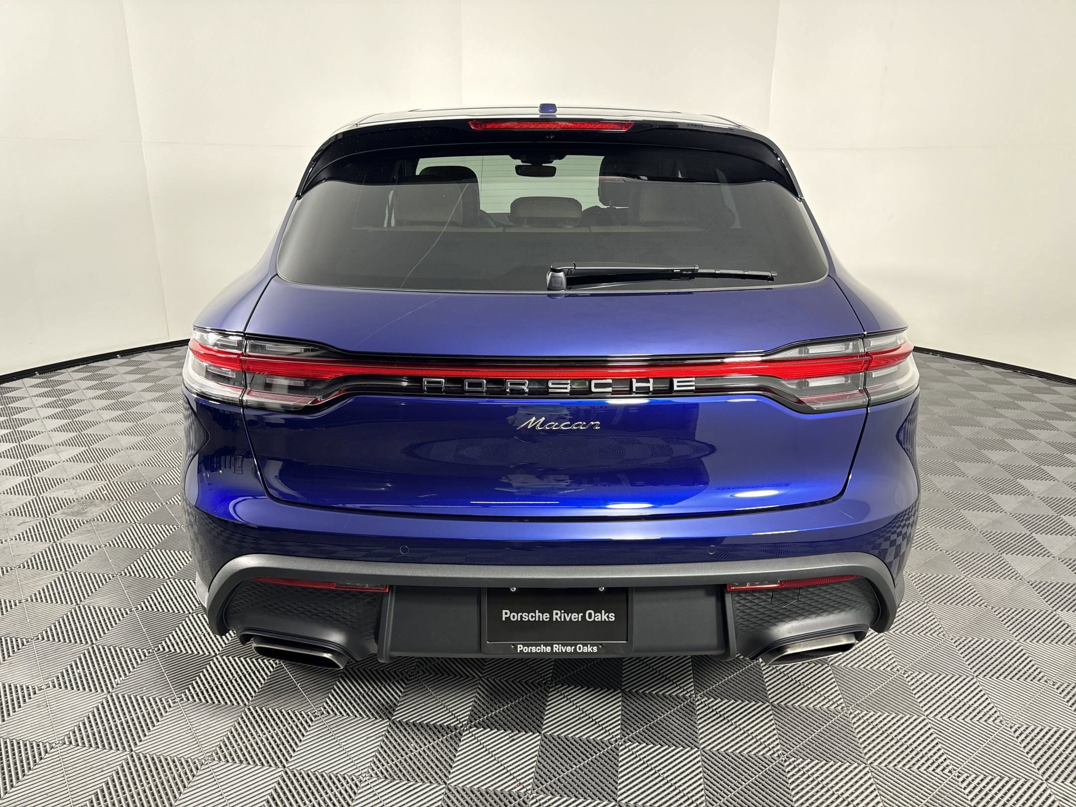 Certified 2025 Porsche Macan image 10