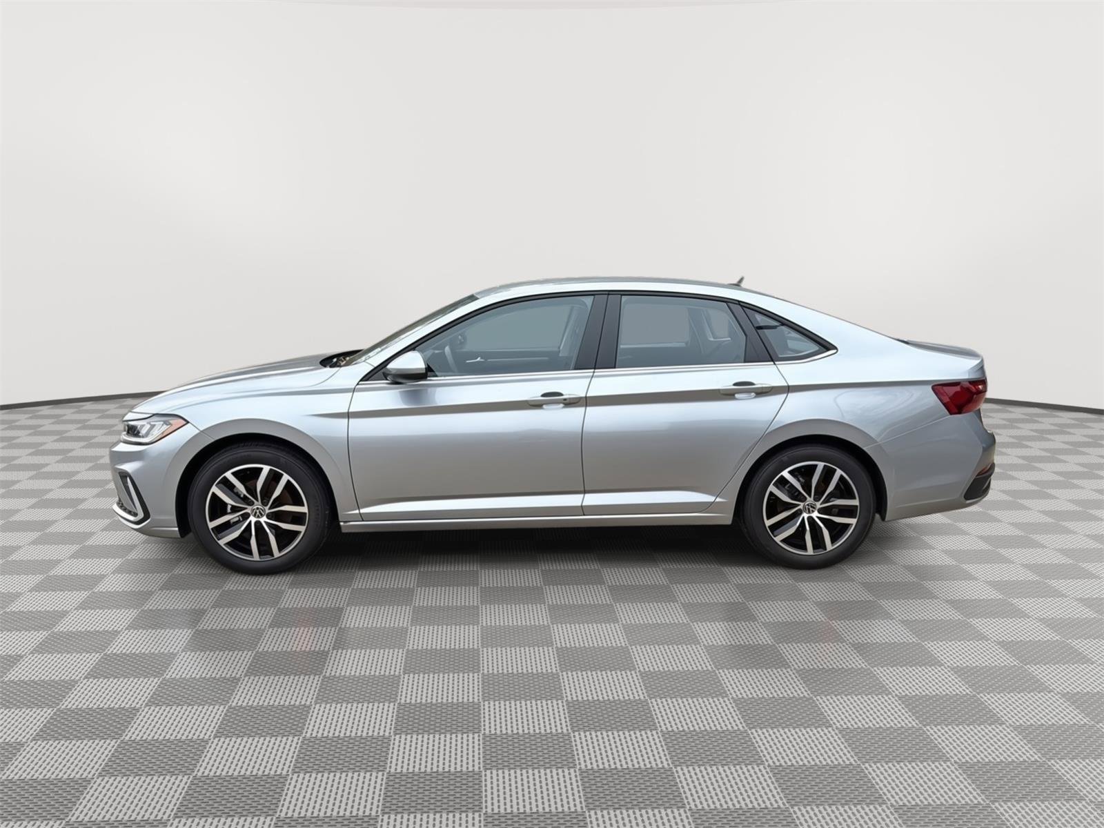 Certified 2025 Volkswagen Jetta SE image 2