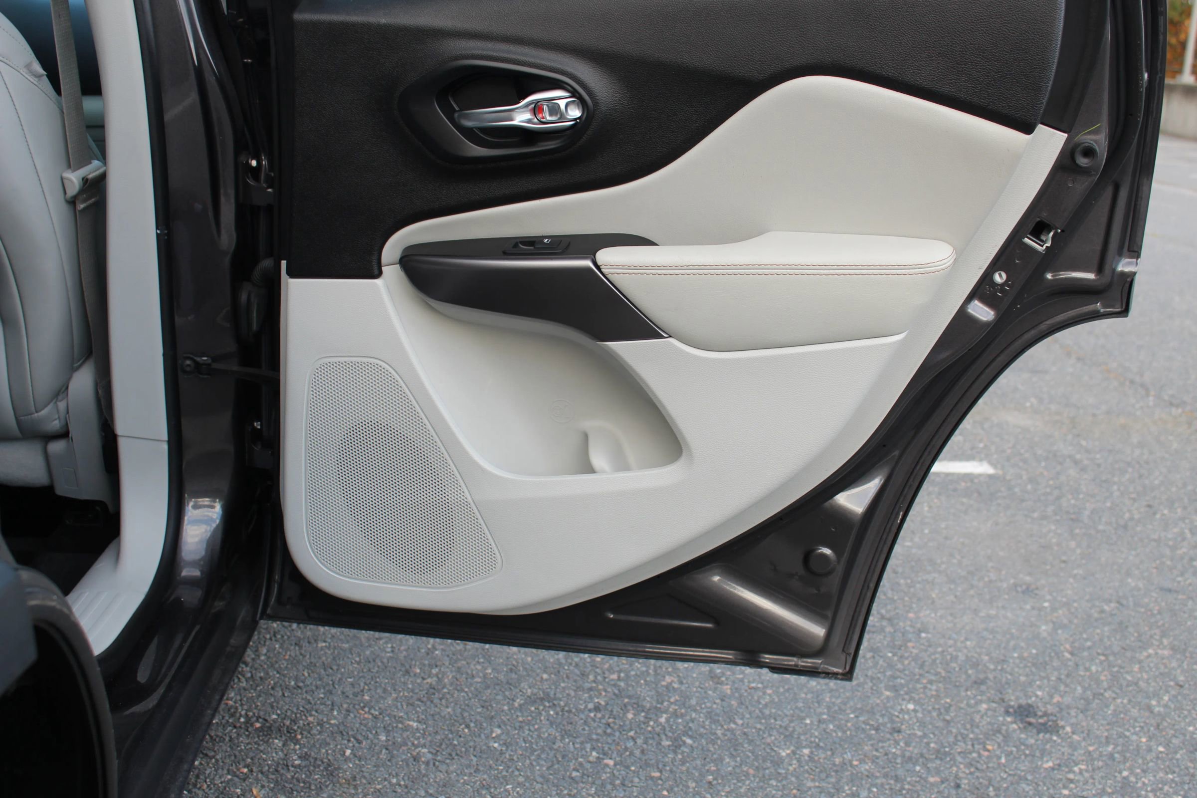 Used 2019 Jeep Cherokee Limited image 16