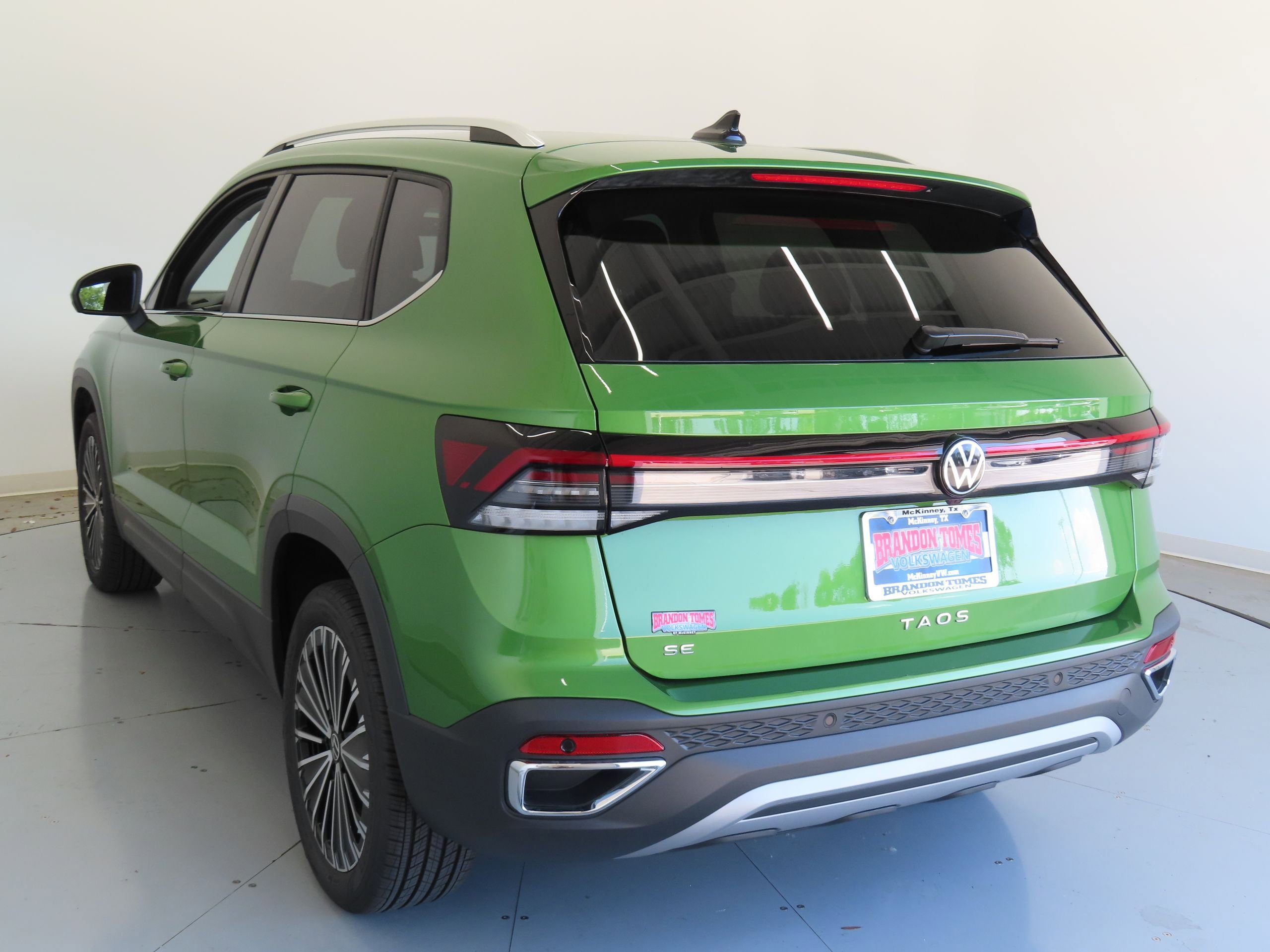 New 2025 Volkswagen Taos SE image 7