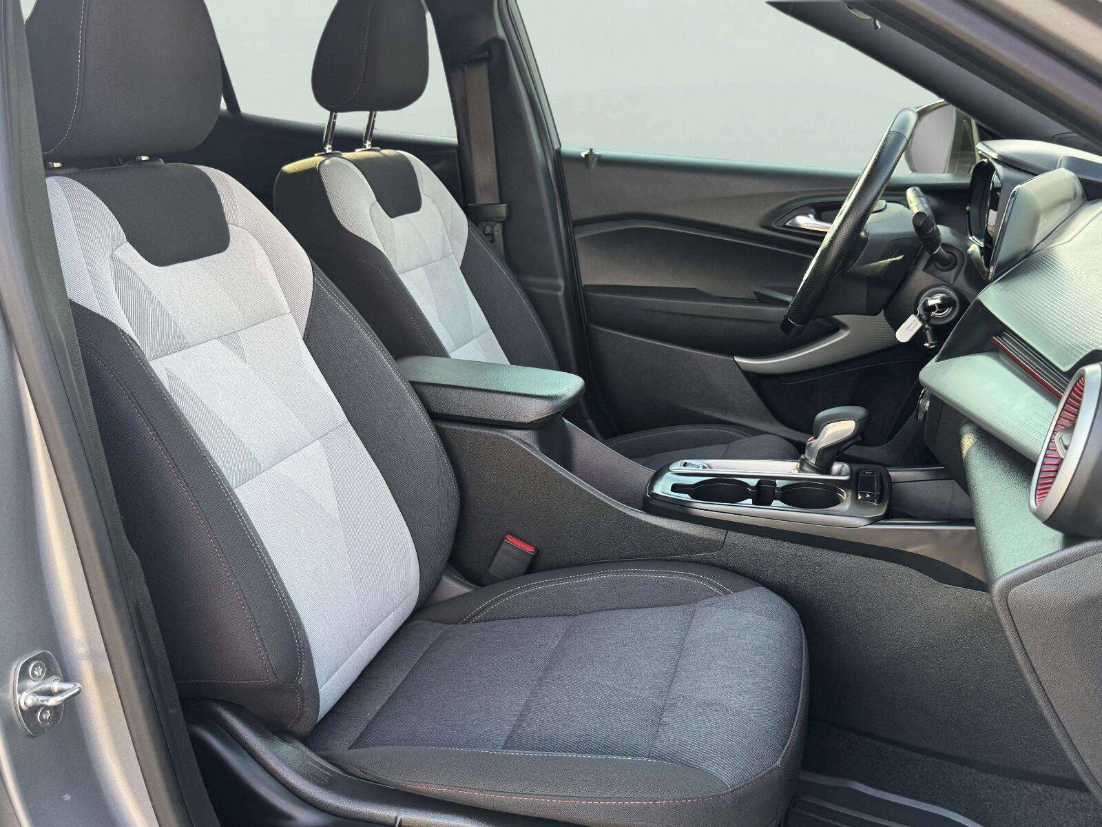 Used 2024 Chevrolet Trax RS w/ Sunroof Package FWD image 53