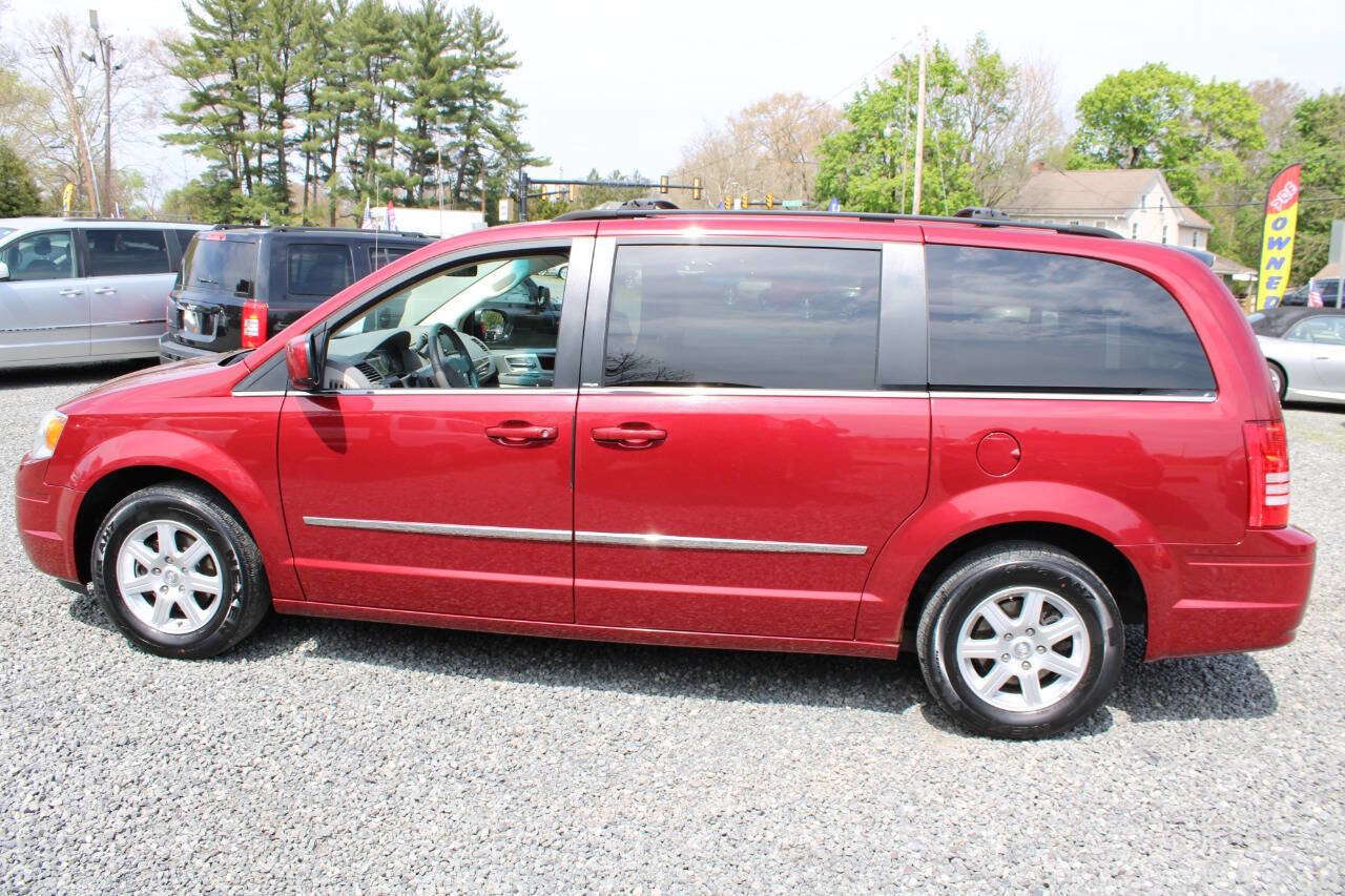 Used 2010 Chrysler Town & Country Touring w/ Entertainment Group #2 FWD image 10