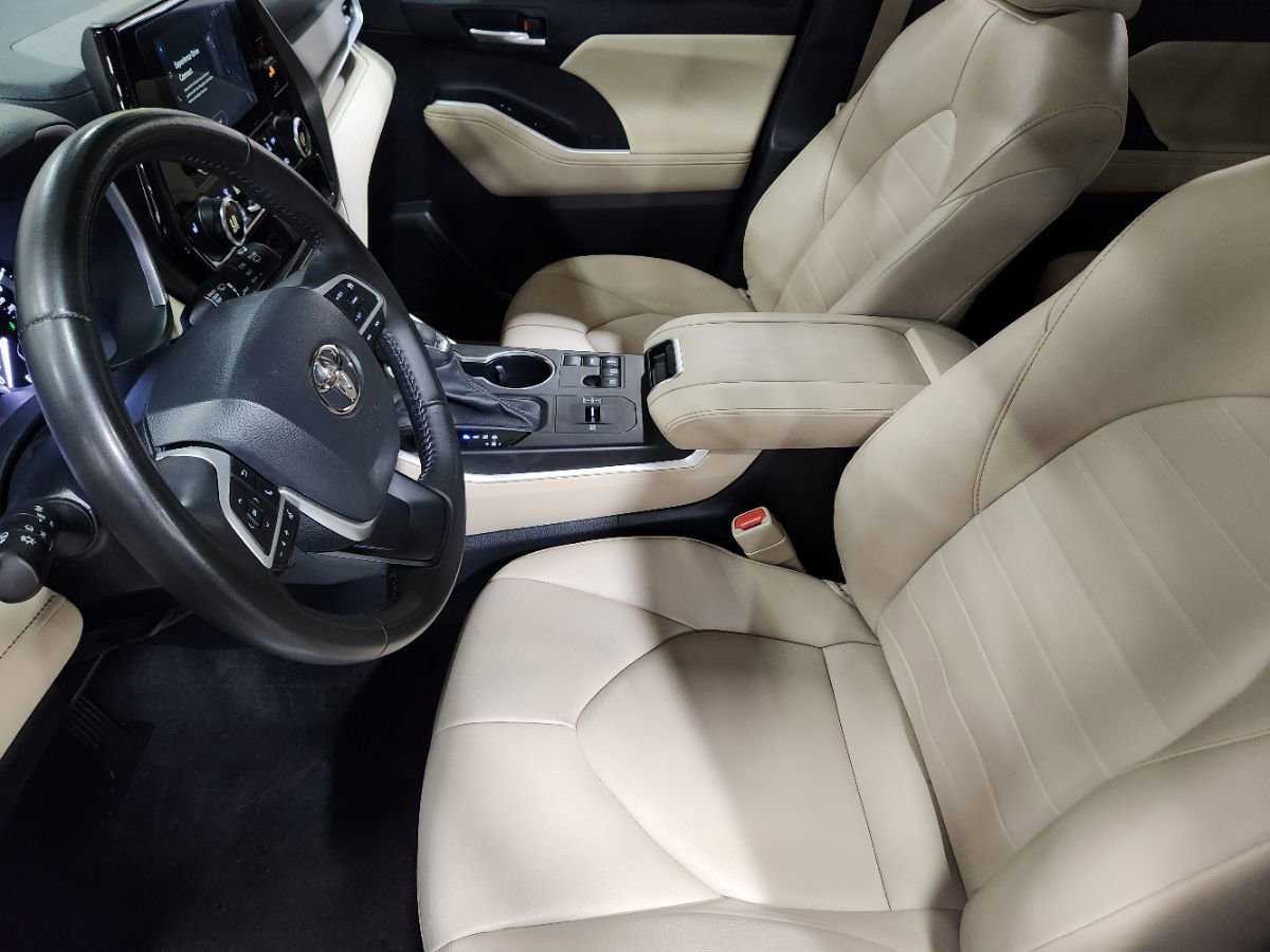 Used 2023 Toyota Highlander XLE FWD image 31
