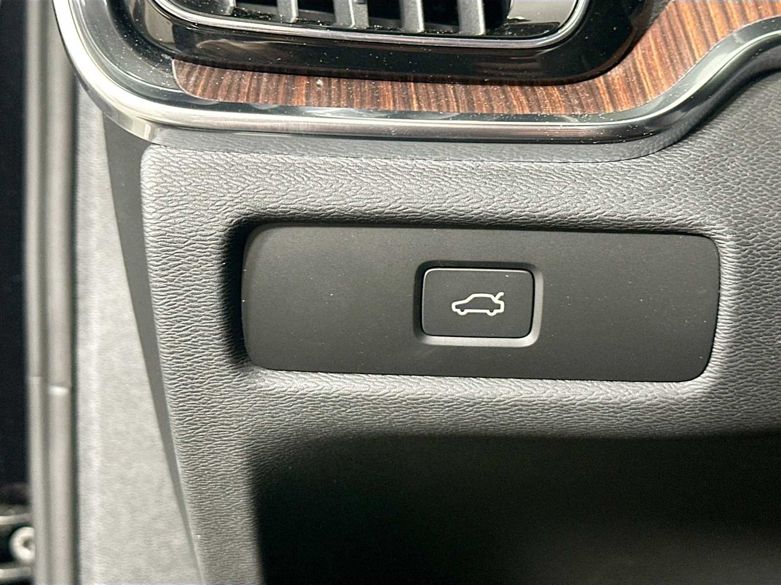 Certified 2025 Volvo V60 B5 Cross Country Plus w/ Protection Package Premier image 10