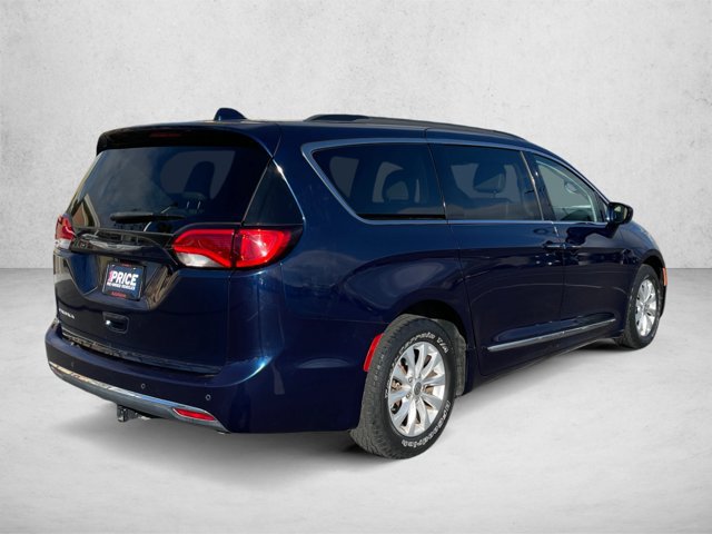 Used 2017 Chrysler Pacifica Touring-L FWD image 5