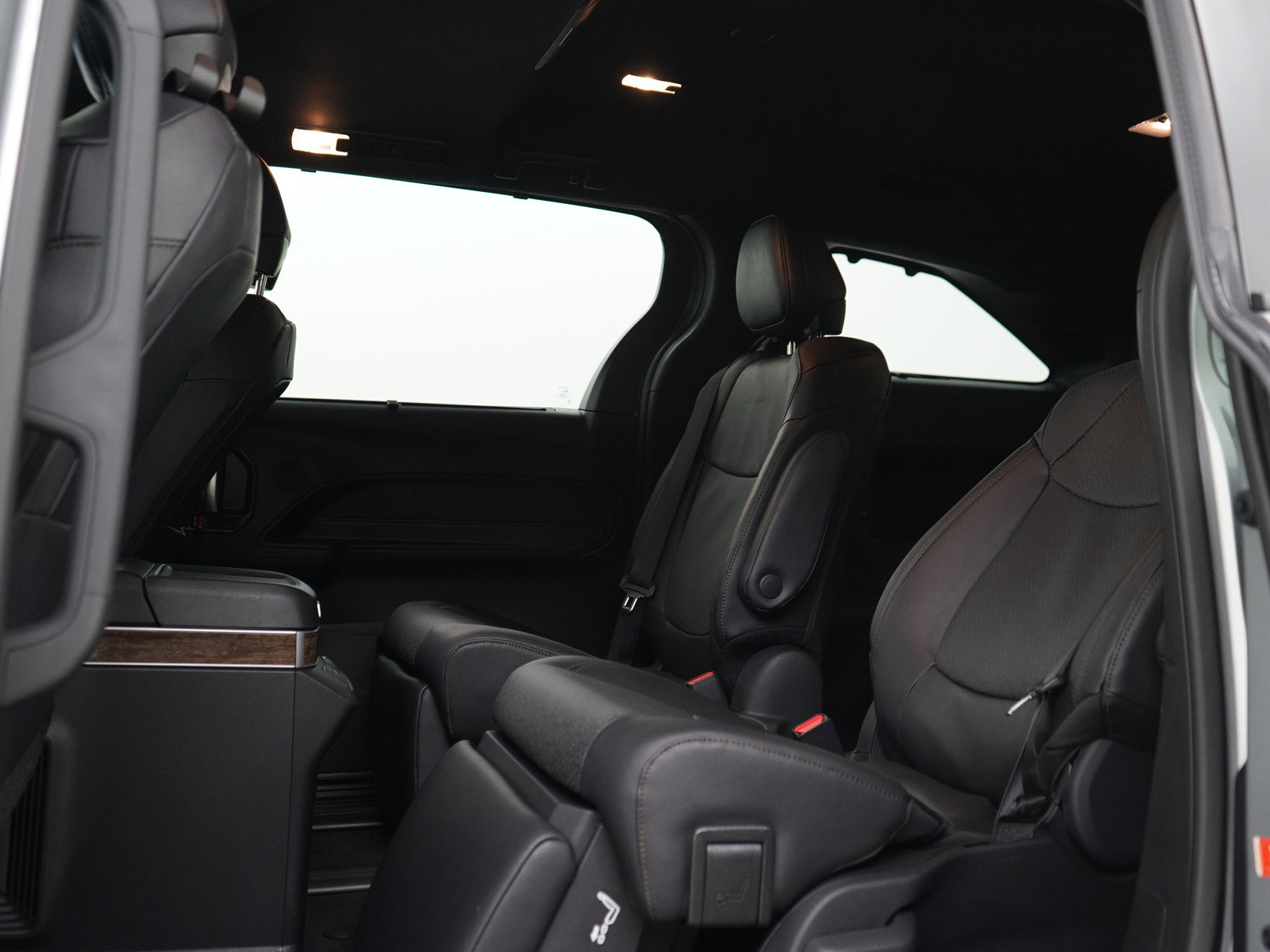 Used 2025 Toyota Sienna Platinum AWD/4WD image 21