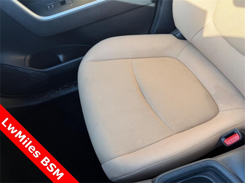 Used 2021 Toyota RAV4 LE image 27