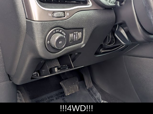 Used 2019 Jeep Cherokee Latitude Plus w/ Cold Weather Group AWD/4WD image 15