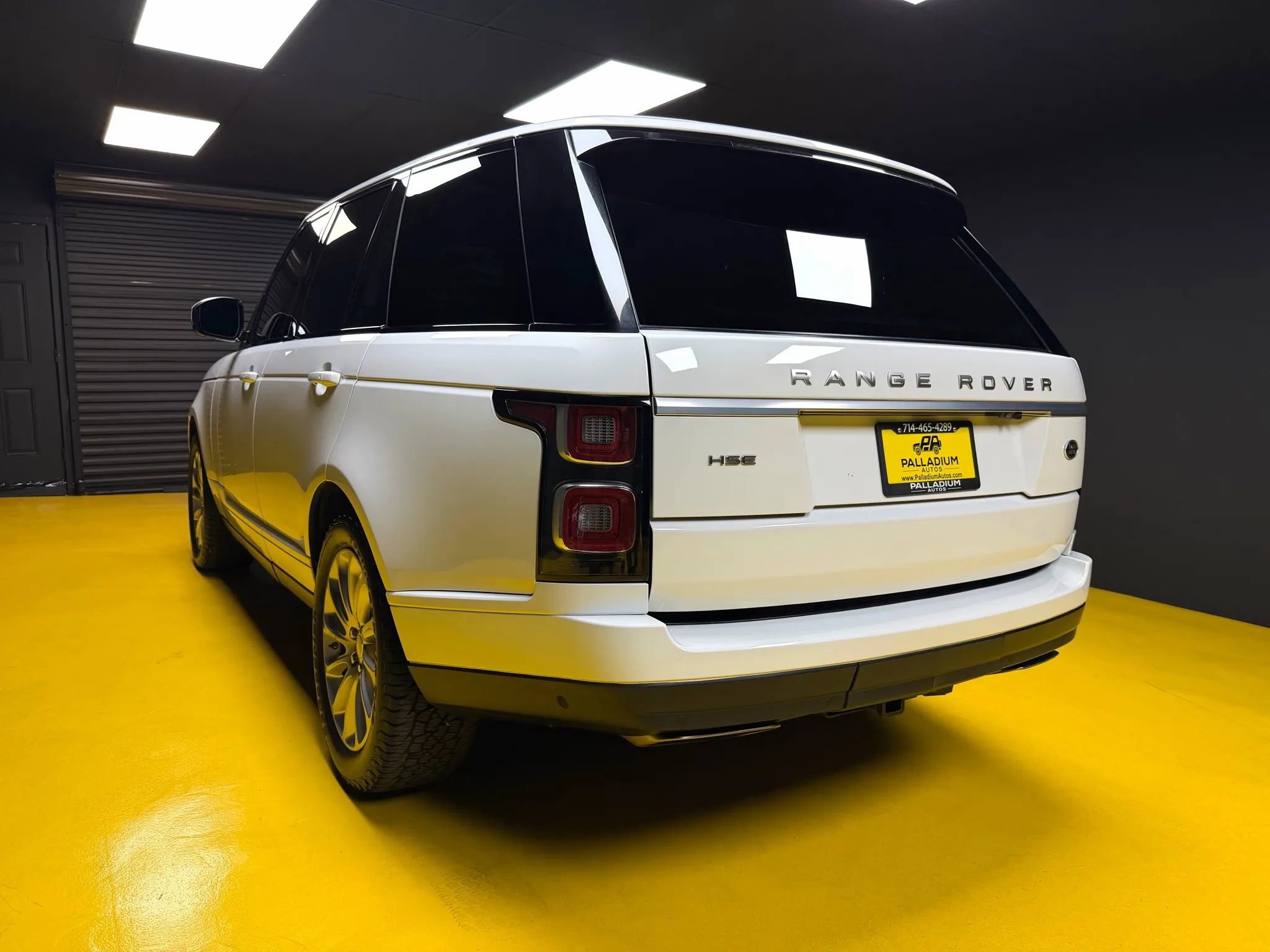 Used 2018 Land Rover Range Rover HSE AWD/4WD image 3