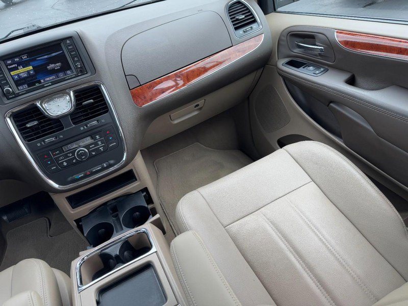 Used 2015 Chrysler Town & Country Touring w/ Driver Convenience Group image 17