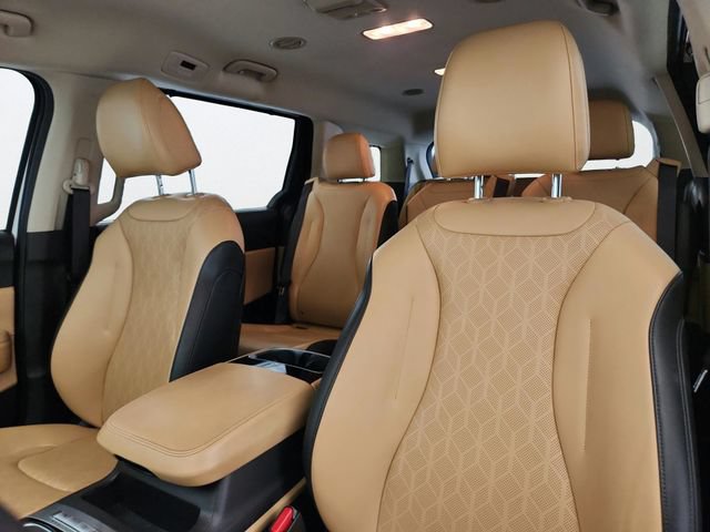 Used 2024 Kia Carnival EX FWD image 9