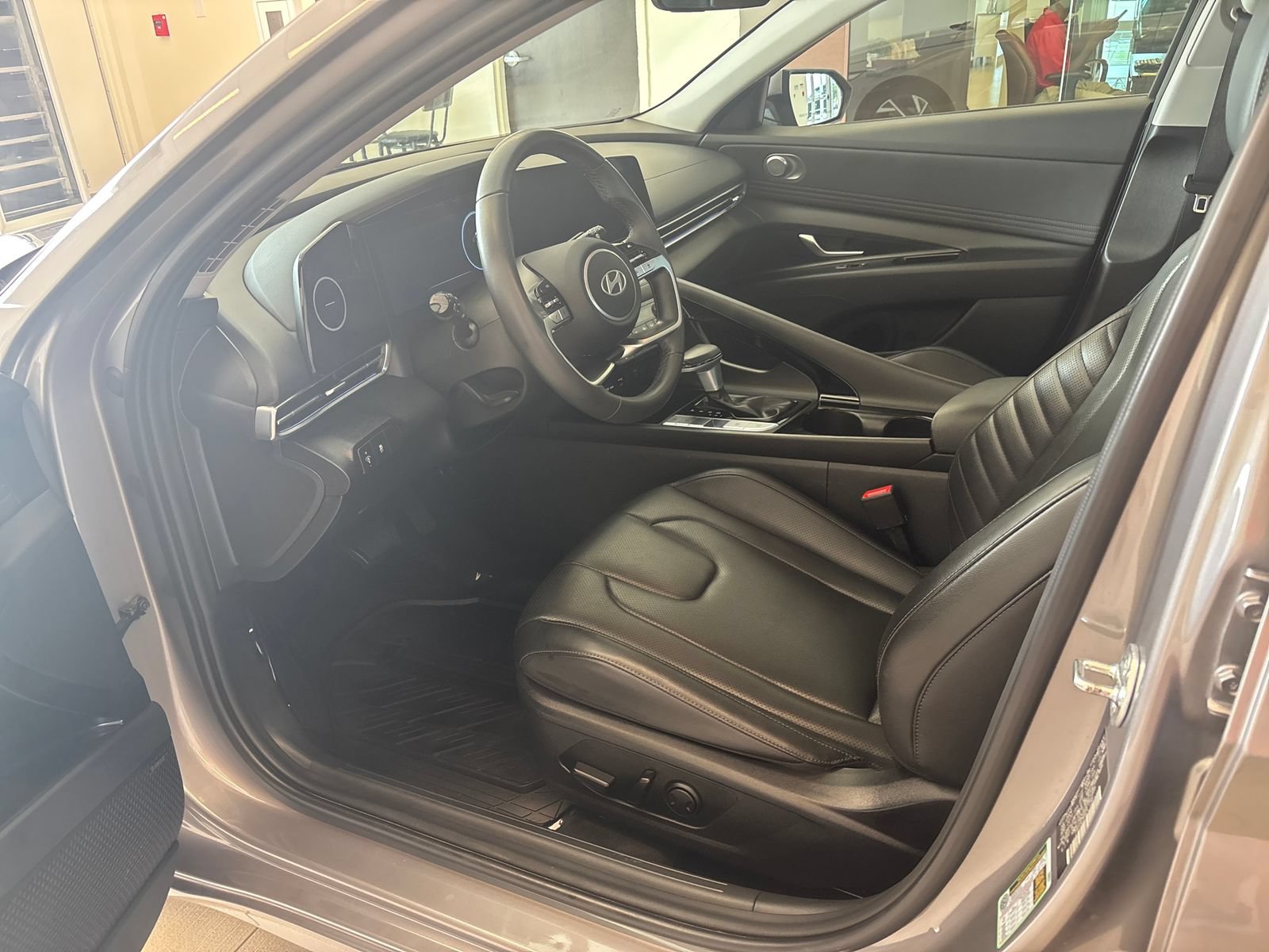 Used 2025 Hyundai Elantra Limited FWD image 12