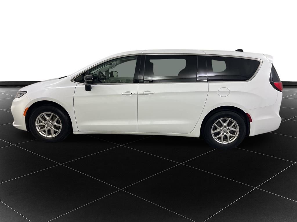 Used 2024 Chrysler Pacifica Touring-L image 2
