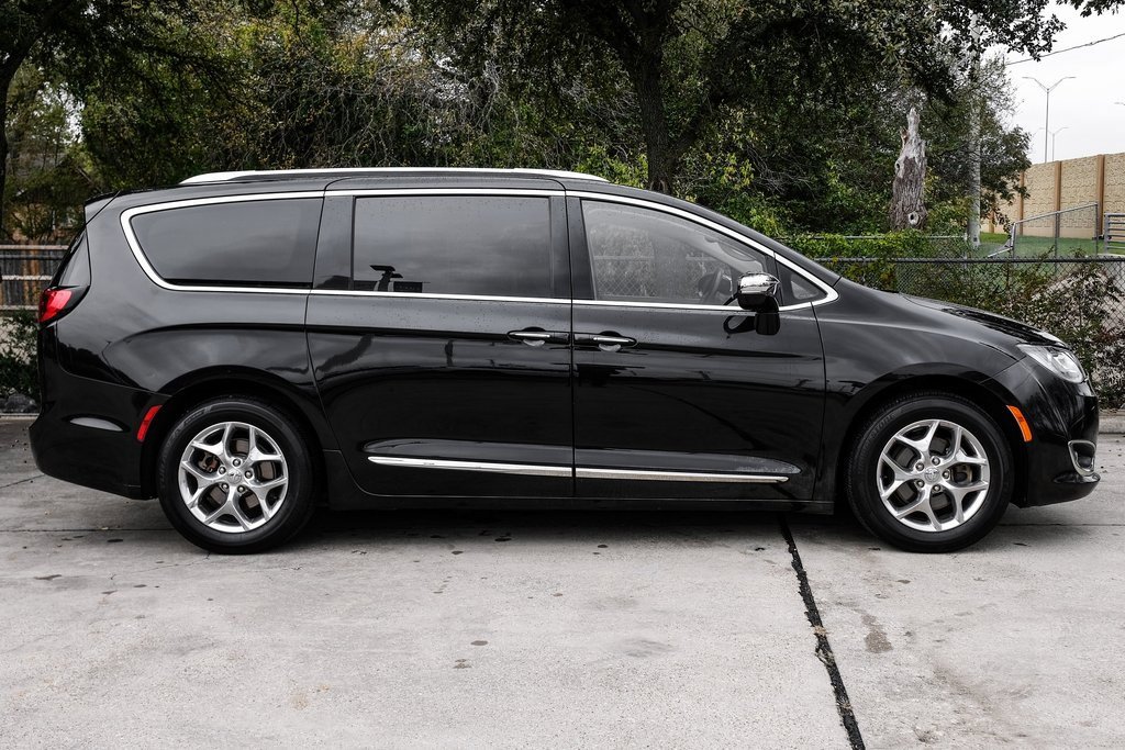 Used 2018 Chrysler Pacifica Limited image 15