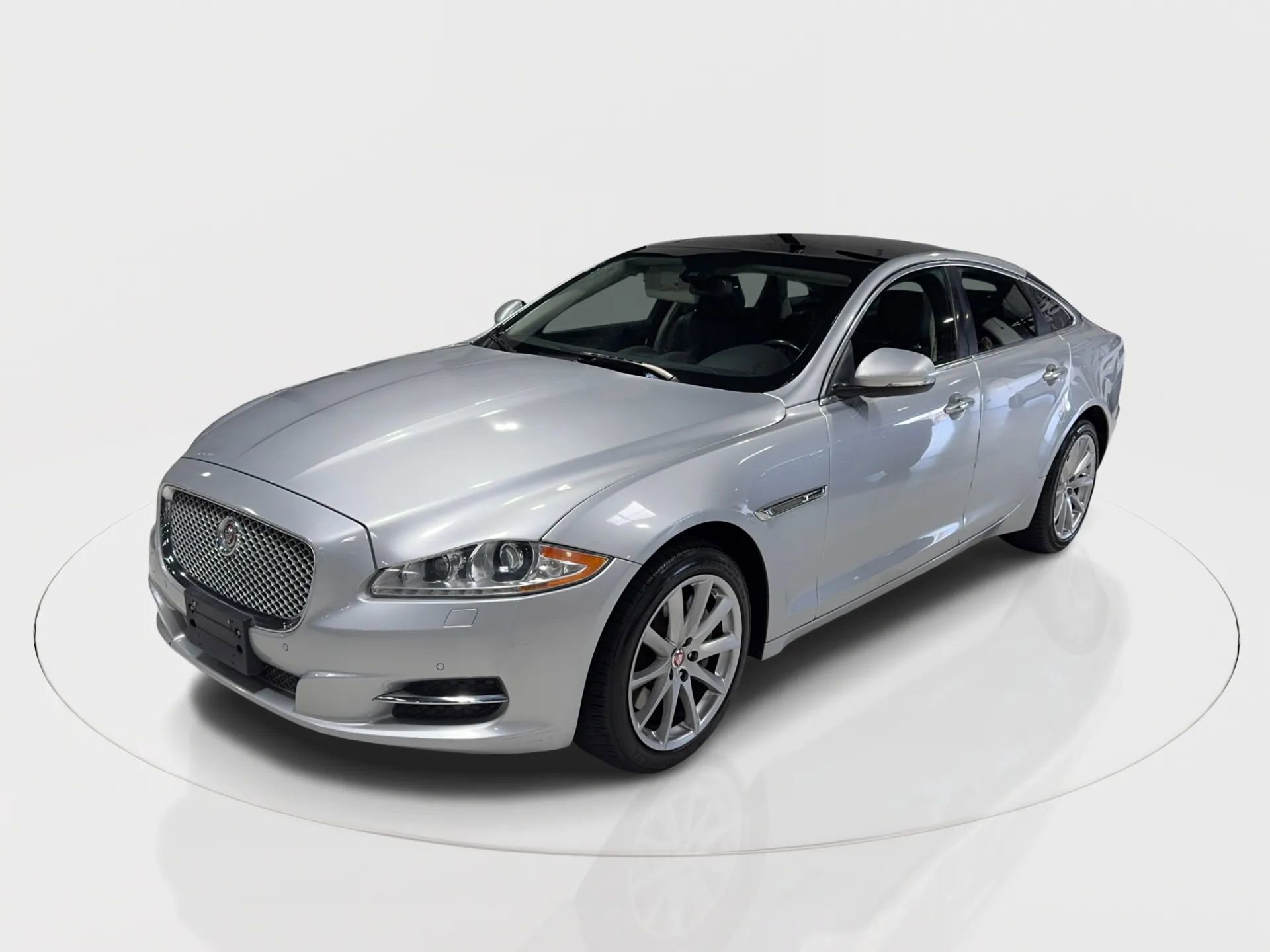 Used 2015 Jaguar XJ image 17