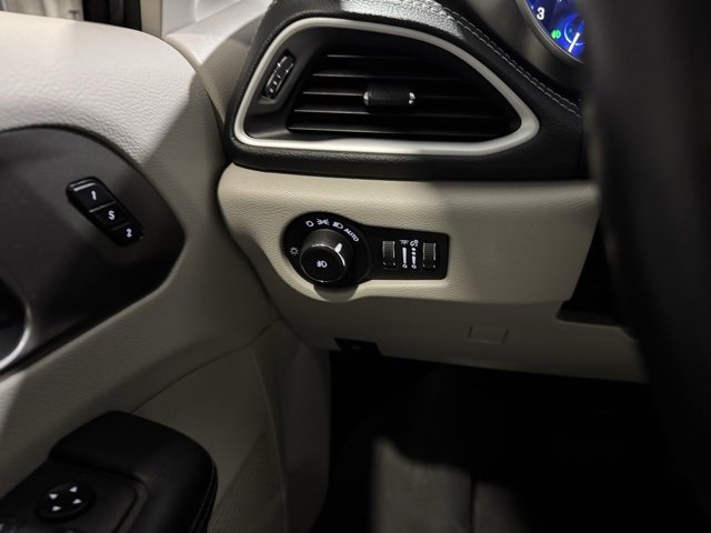 Used 2021 Chrysler Pacifica Touring-L image 17