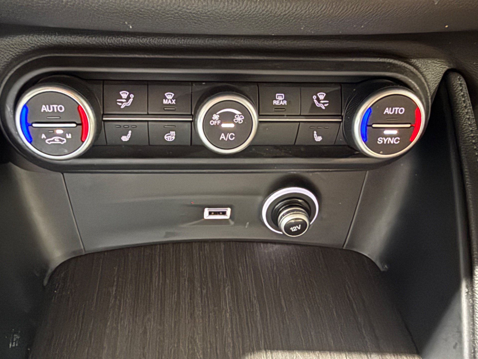 Used 2023 Alfa Romeo Stelvio Ti AWD/4WD image 33