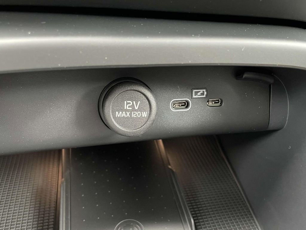New 2026 Volvo XC40 B4 Plus w/ Protection Package Premier FWD image 24