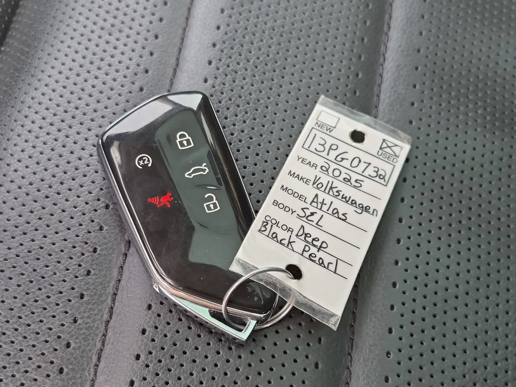 Used 2025 Volkswagen Atlas SEL AWD/4WD image 34