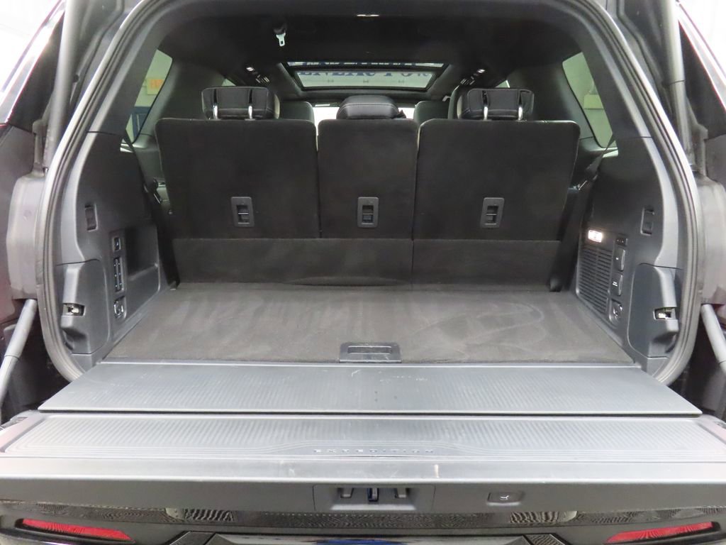 Used 2025 Ford Expedition Platinum w/ Stealth Performance Package AWD/4WD image 47