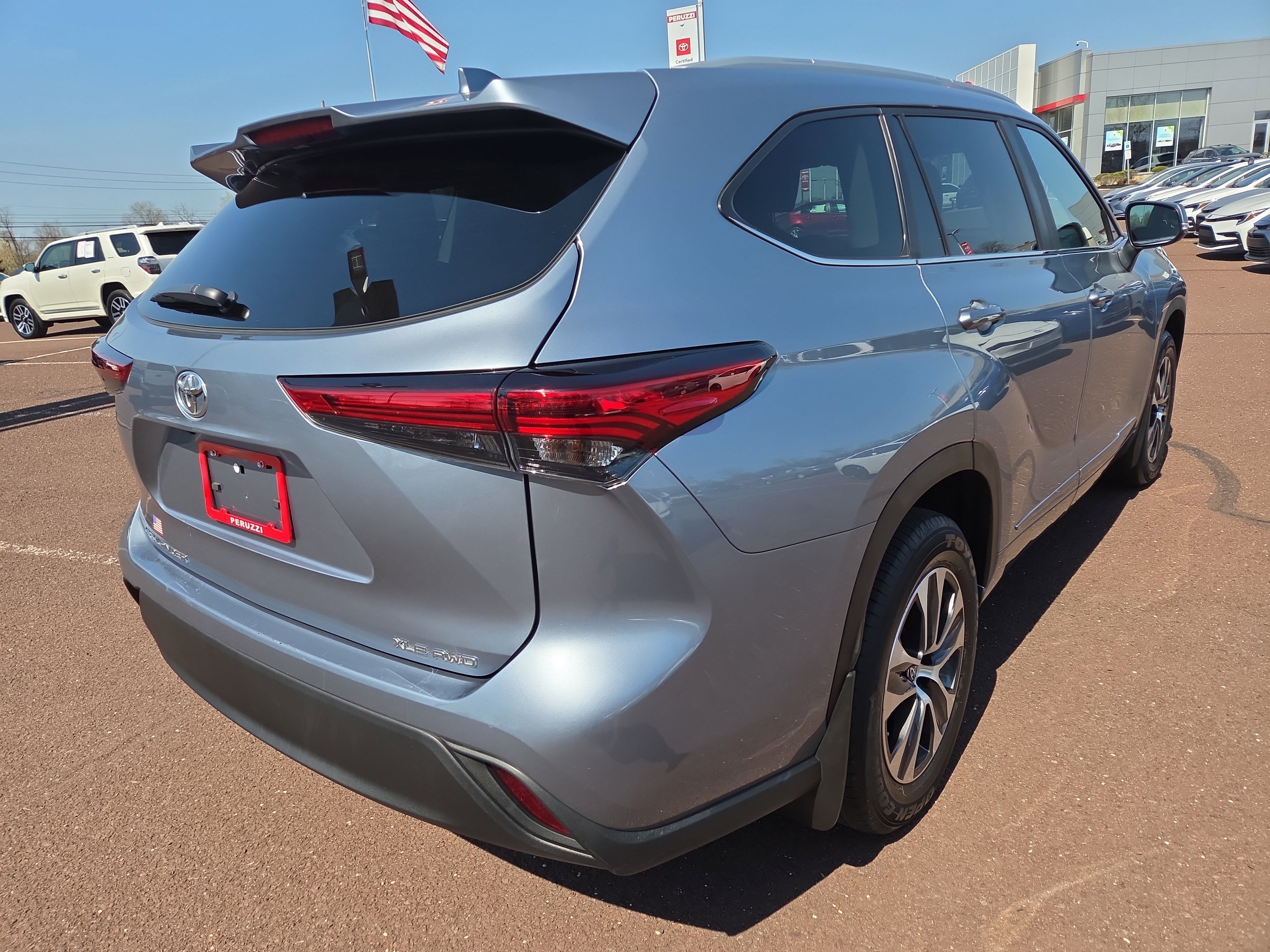 Used 2023 Toyota Highlander XLE AWD/4WD image 3