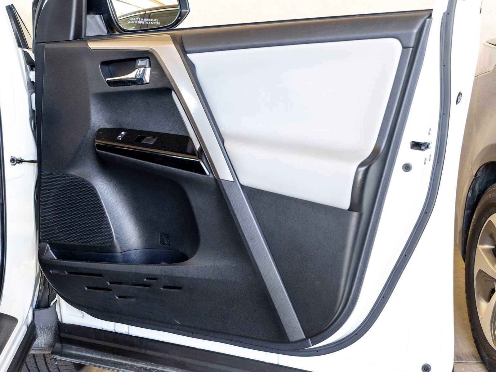 Used 2018 Toyota RAV4 Limited w/ Advanced Technology Package image 25