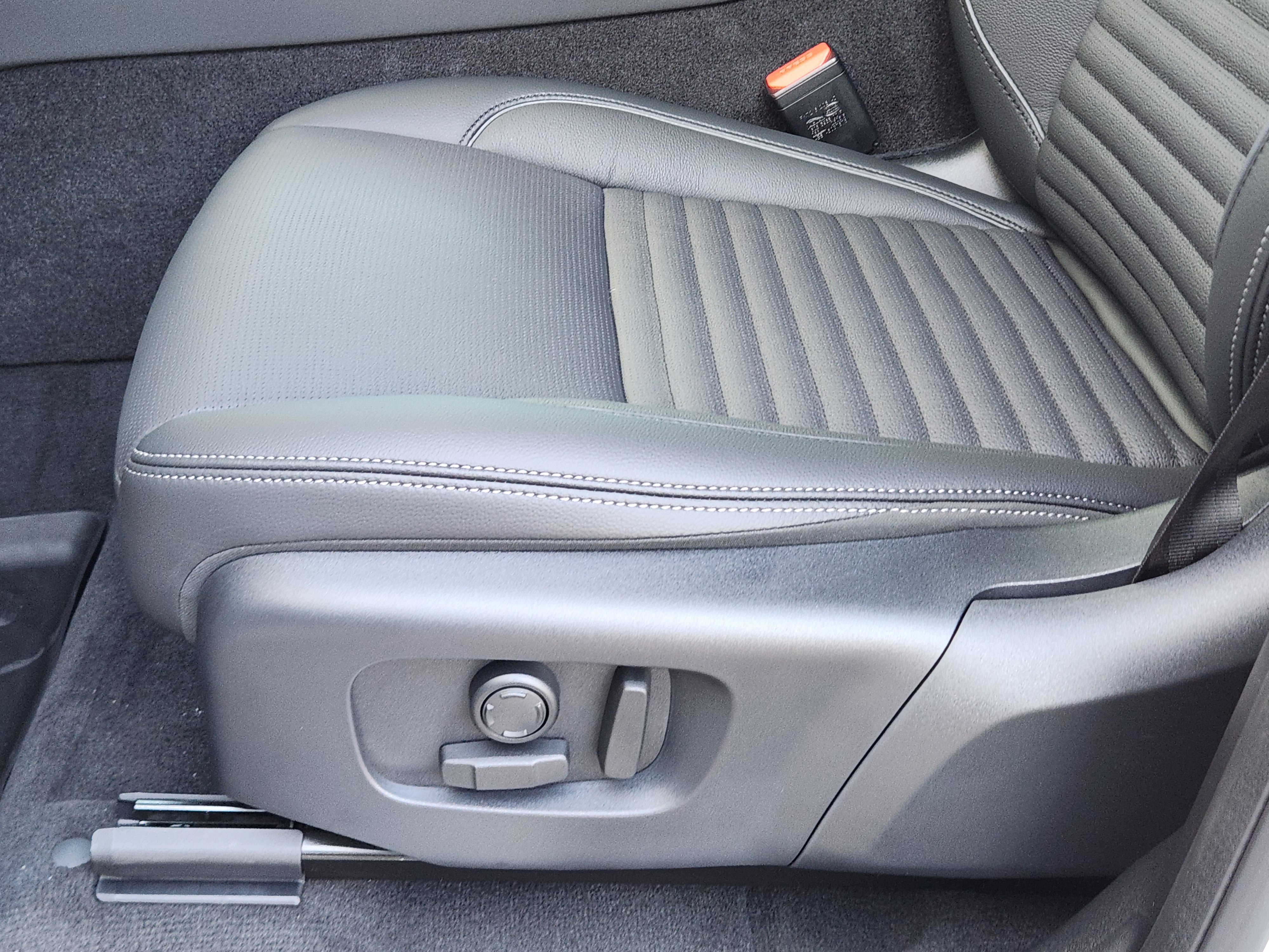 New 2025 Land Rover Discovery Sport Dynamic SE image 25