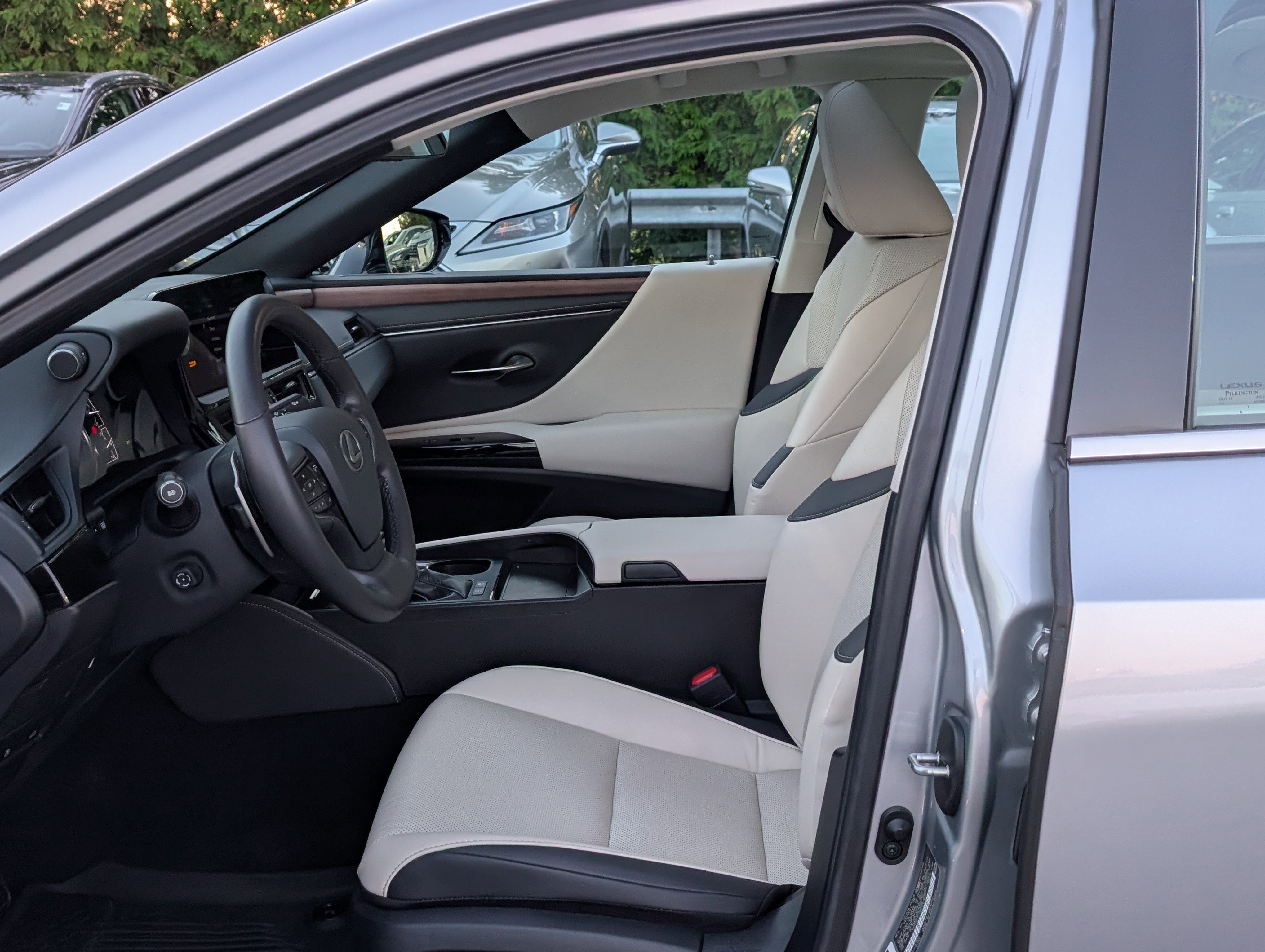 Certified 2025 Lexus ES 300h w/ Premium Package image 15