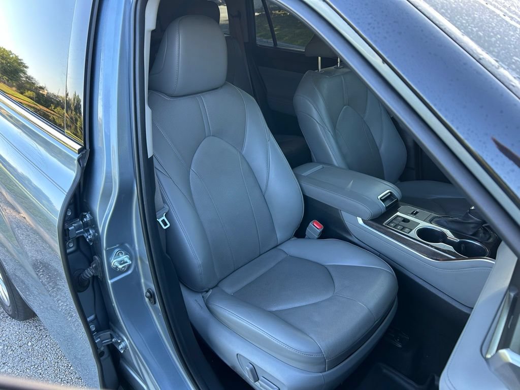 Used 2023 Toyota Highlander Limited FWD image 16